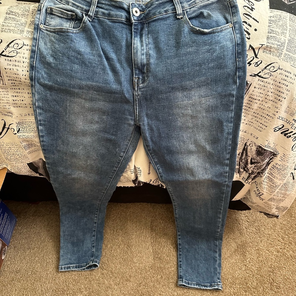 Blue Skinny Jeans with Subtle Fading and Stretch